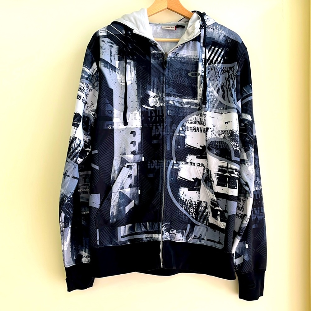 Men’s large vintage Oakley hoodie with front zipper in black graphic print.